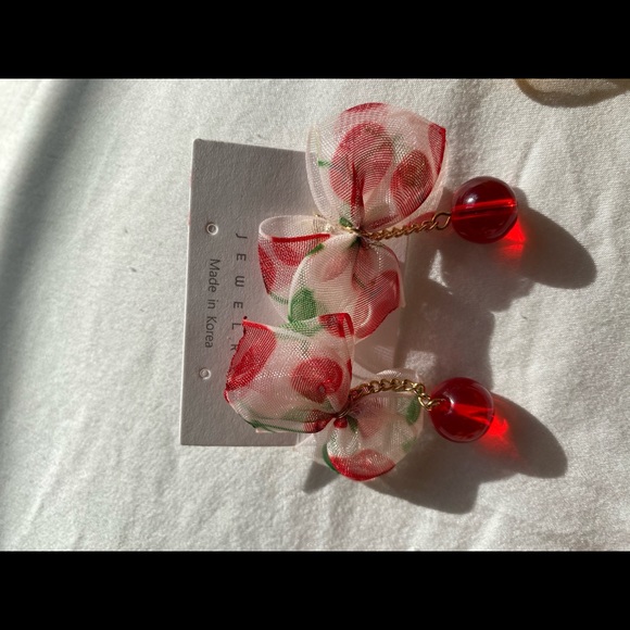 Cute Earring - Picture 2 of 2